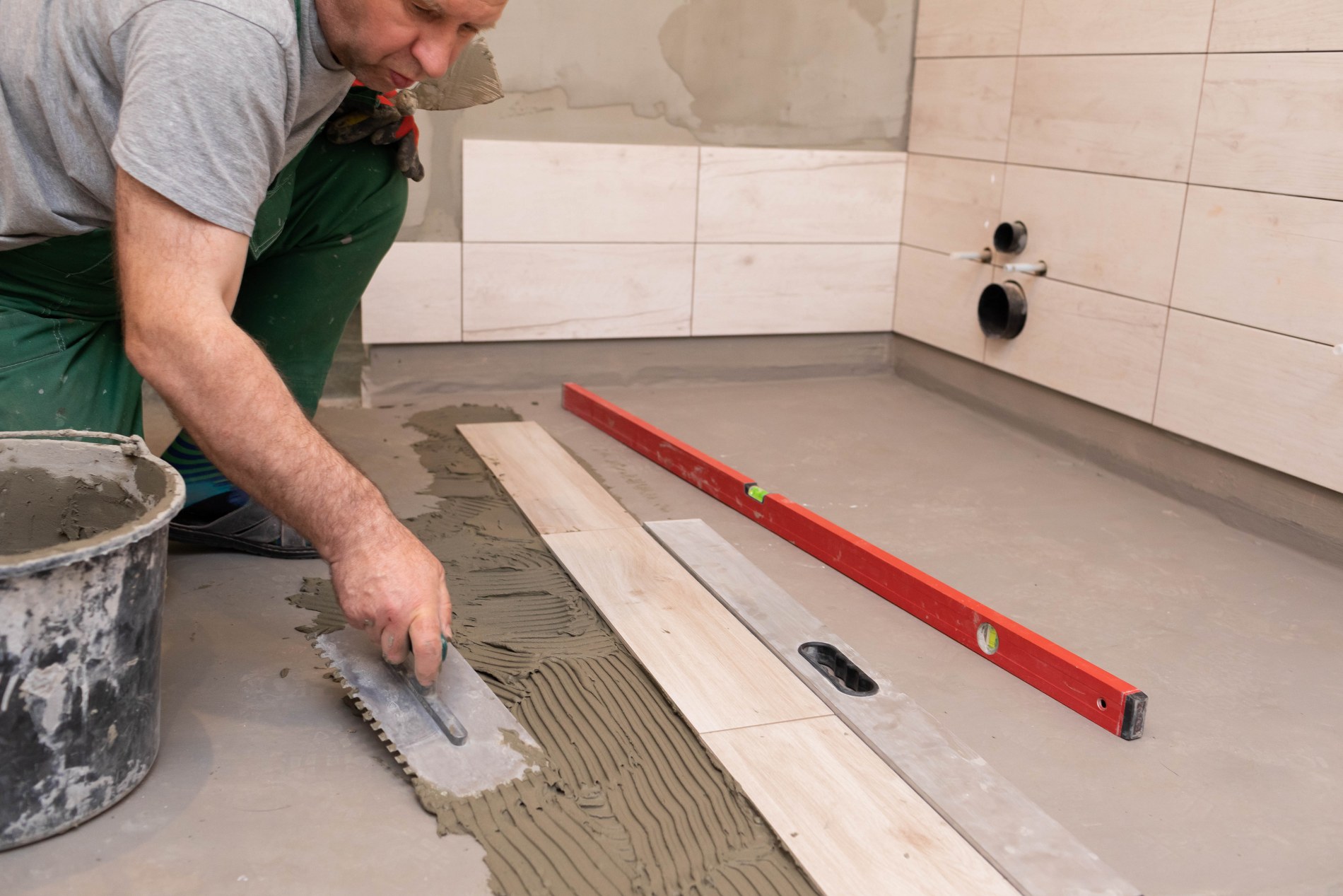 laying-terracotta-bathroom-builder-work-adhesive-ceramic-tiles_1900x1267